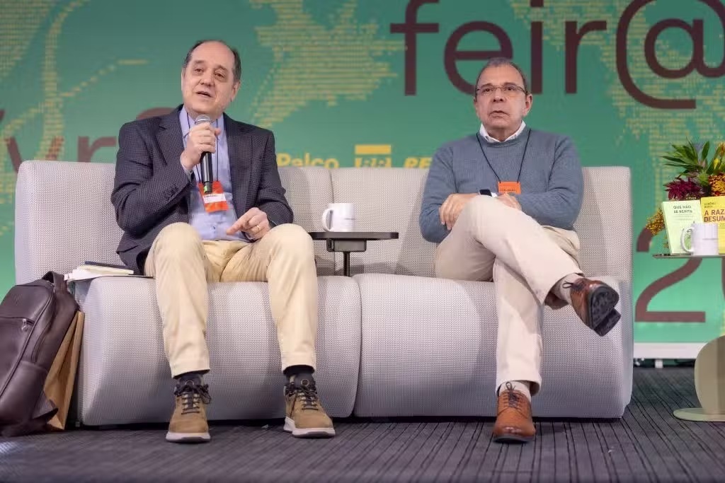 Bucci e Fico sugerem reformulação do artigo 142 e mudança na formação dos jovens militares, na Feira do Livro em SP